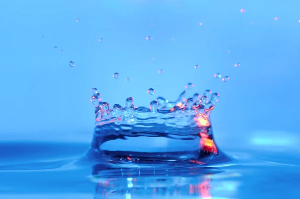 Vackra fallande vattendroppe — Stockfoto