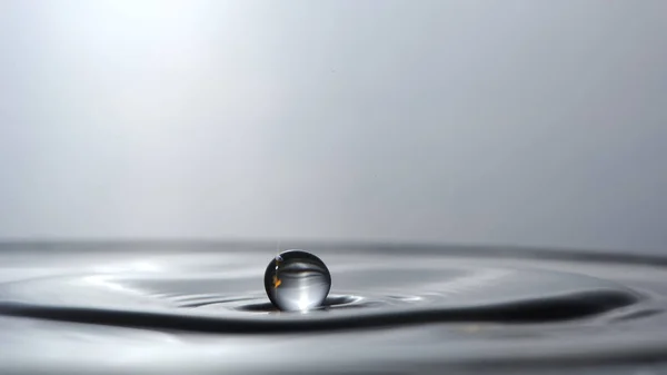Hermosa gota de agua — Foto de Stock