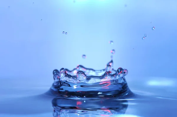 Schöne blaue Wasserspritzer — Stockfoto