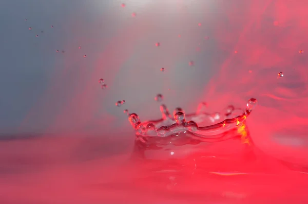 Water Splash met rode mist — Stockfoto