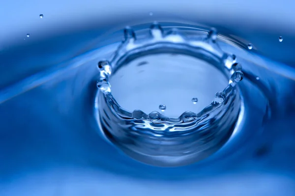 Hermosa salpicadura azul de agua — Foto de Stock