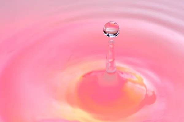 Roze water splash — Stockfoto