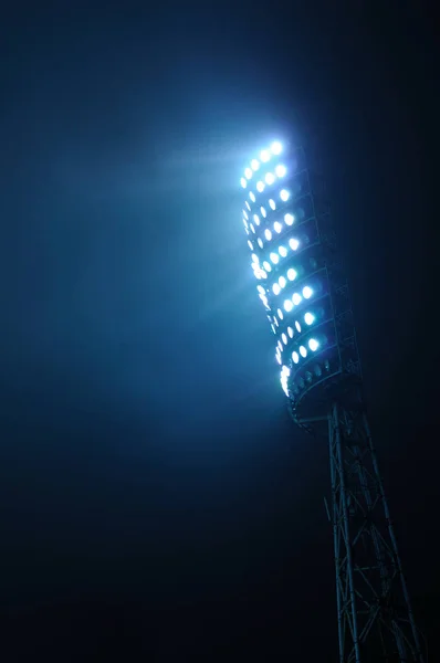 Luzes do estádio contra fundo do céu escuro — Fotografia de Stock