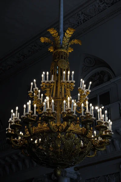 San Pietroburgo, Russia - 14 giugno 2016: Magnifico lampadario d'oro — Foto Stock