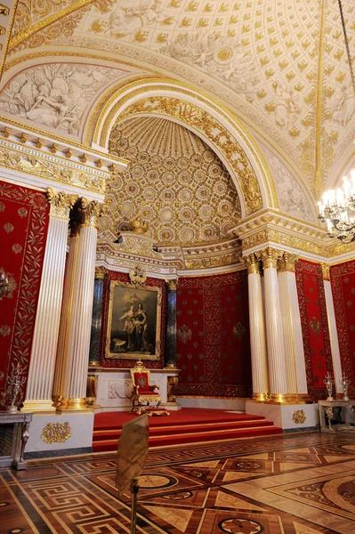 Sint-Petersburg, Rusland - 14 juni 2016: Kleine Troonzaal van het Winterpaleis, Interieur van de Hermitage, een museum voor kunst en cultuur in Sint-Petersburg, Rusland — Stockfoto