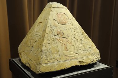 Saint Petersburg, Rusya - 14 Haziran 2016: Abydos, Mısır 'daki rahip Rer' in mezarından piramitler