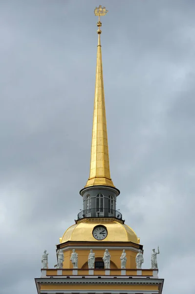 Saint Petersburg, Russia - June 18, 2016: Admiralty Tower with Statues and Gilded Spire — Stock Photo, Image