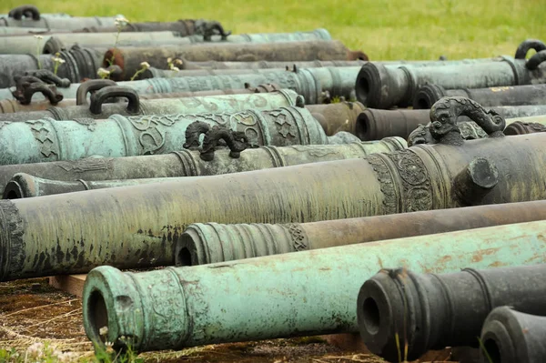 Saint-Pétersbourg, Russie - 23 juin 2016 : Vieux canons français exposés au Musée historique militaire d'artillerie, du génie et du corps des transmissions — Photo