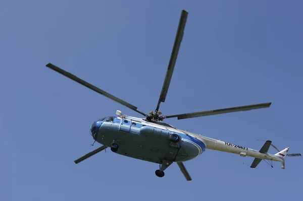 Szentpétervár, Oroszország - 2016. június 25.: Mi-8 Helikopter a Baltic Airlines égbolton — Stock Fotó