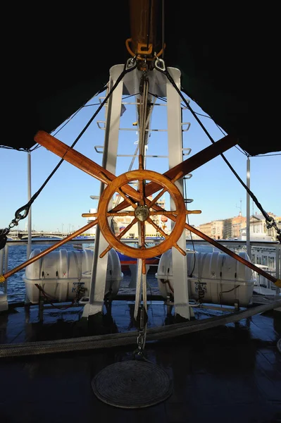 St. Petersburg, Peterhof, Russia - September 12, 2016: Wheel of Columbian Sailing Ship Gloria Moored in St. Petersburg — Stok fotoğraf