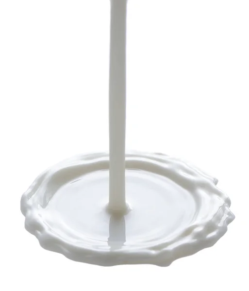 Milch auf weißem Hintergrund gießen — Stockfoto