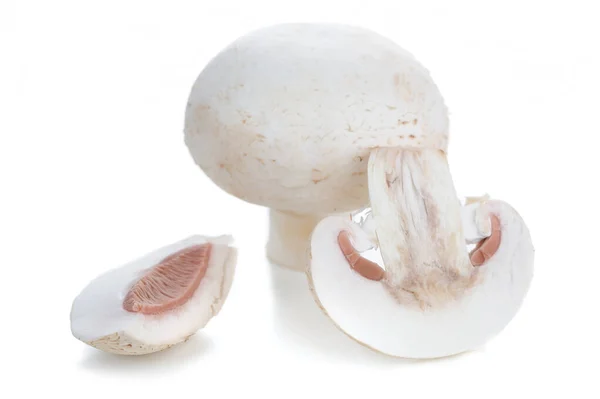 Weiße Champignons Oder Champignons Ganz Oder Scheiben Geschnitten Isoliert Auf — Stockfoto