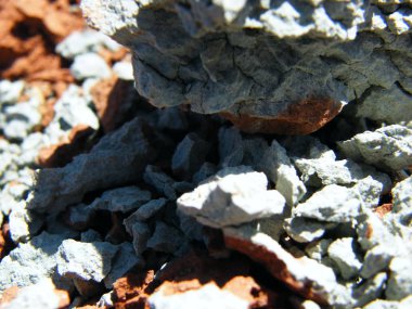 Beyaz ve kırmızı kil pitoresk kombinasyonu