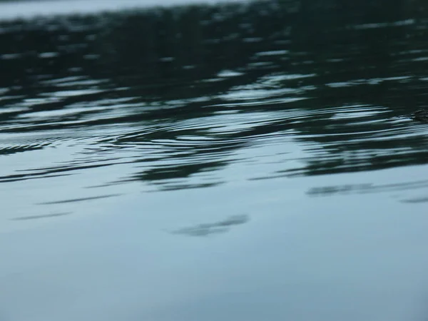 人行道上的水坑的水和雨滴 — 图库照片