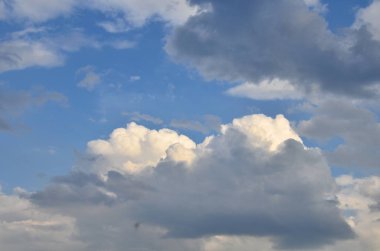 Bulutlar fırtına sonra alanın üzerinde