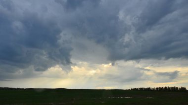 Bulutlar fırtına sonra alanın üzerinde