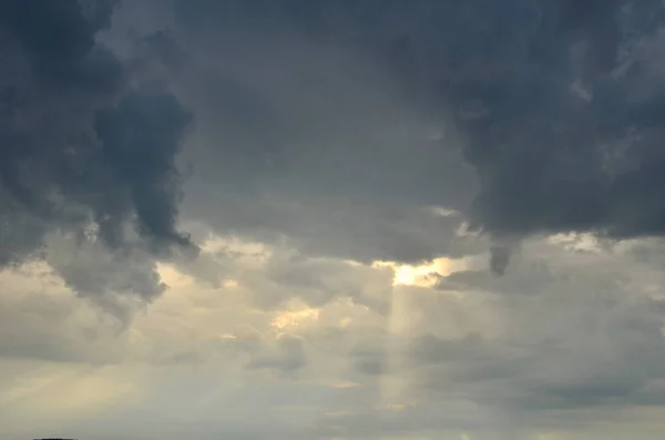 嵐の後フィールド上の雲 — ストック写真