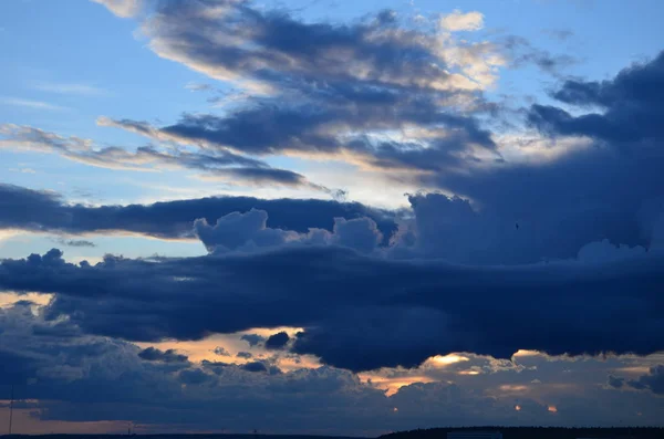Wolken boven het veld na een storm — Stockfoto