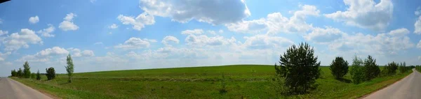 Velden in de buurt van de tuin in Rusland — Stockfoto