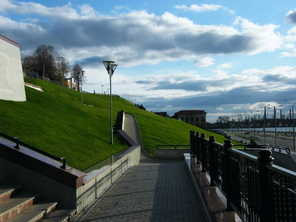 Blick auf den Damm der Ischewsk — Stockfoto