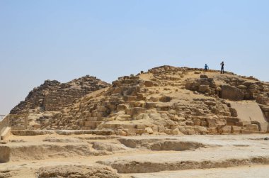 Gri bulutlar altında kum toz içinde piramit