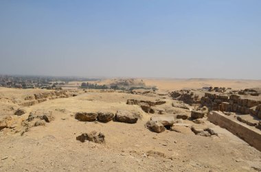 Gri bulutlar altında kum toz içinde piramit