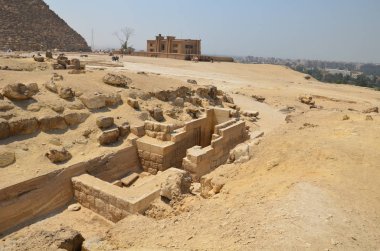 Gri bulutlar altında kum toz içinde piramit