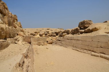 Gri bulutlar altında kum toz içinde piramit