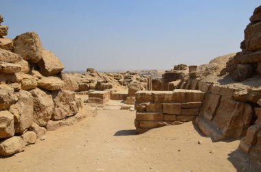 Gri bulutlar altında kum toz içinde piramit