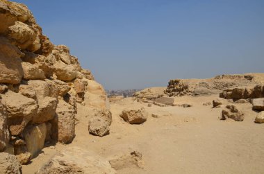 Gri bulutlar altında kum toz içinde piramit