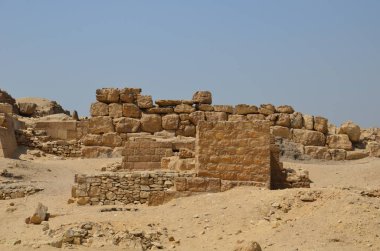 Gri bulutlar altında kum toz içinde piramit