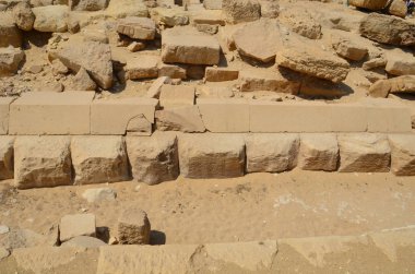 Gri bulutlar altında kum toz içinde piramit