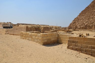 Gri bulutlar altında kum toz içinde piramit