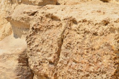 Gri bulutlar altında kum toz içinde piramit