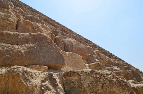 Pirâmide em poeira de areia sob nuvens cinzas — Fotografia de Stock