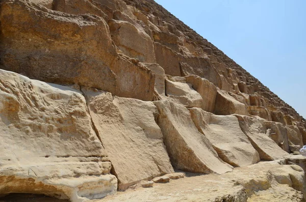 Piramide in zand stof onder grijze wolken — Stockfoto