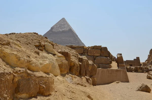 Πυραμίδα στην άμμο σκόνη κάτω από τα γκρίζα σύννεφα — Φωτογραφία Αρχείου