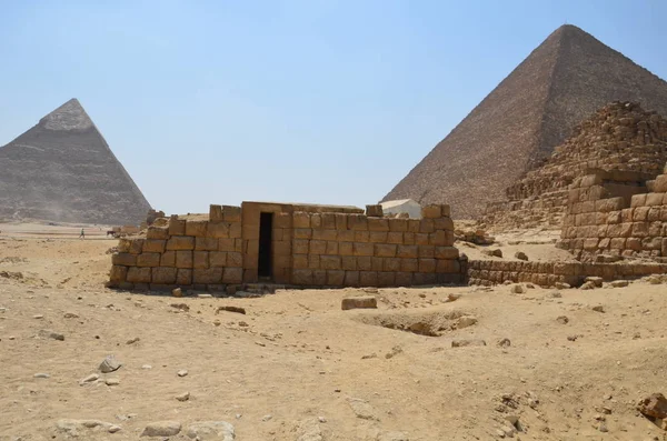 Pyramide im Sandstaub unter grauen Wolken — Stockfoto