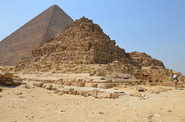 Pyramid in sand dust under gray clouds — Stock Photo, Image