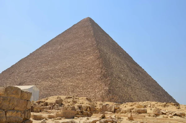 Pyramide im Sandstaub unter grauen Wolken — Stockfoto