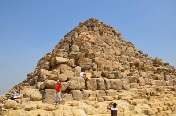 Piramide in zand stof onder grijze wolken — Stockfoto