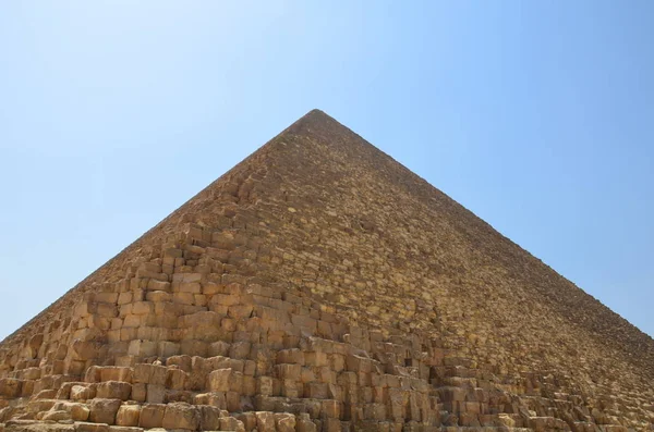 Піраміда в піщаному пилу під сірими хмарами — стокове фото