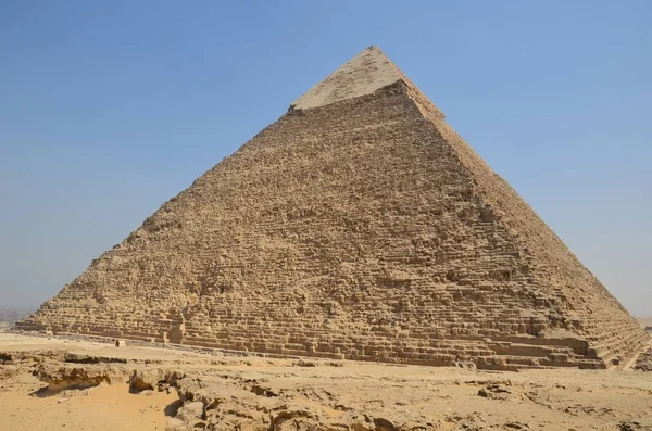 Piramide in zand stof onder grijze wolken — Stockfoto