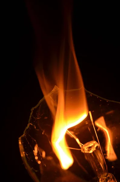 Bruciore del filamento al buio — Foto Stock