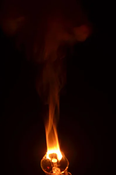 Сжигание нити накала в темноте — стоковое фото