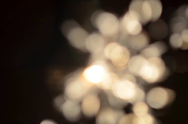 Yanan maytap siyah arkaplanda izole edildi