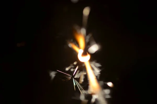 Bruciante sparkler isolato su sfondo nero — Foto Stock