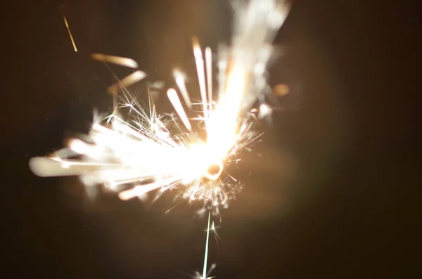 Bruciante sparkler isolato su sfondo nero — Foto Stock