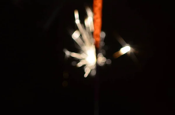 Queimando sparkler isolado no fundo preto — Fotografia de Stock