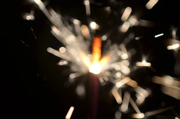 Chispa ardiente aislada sobre fondo negro — Foto de Stock